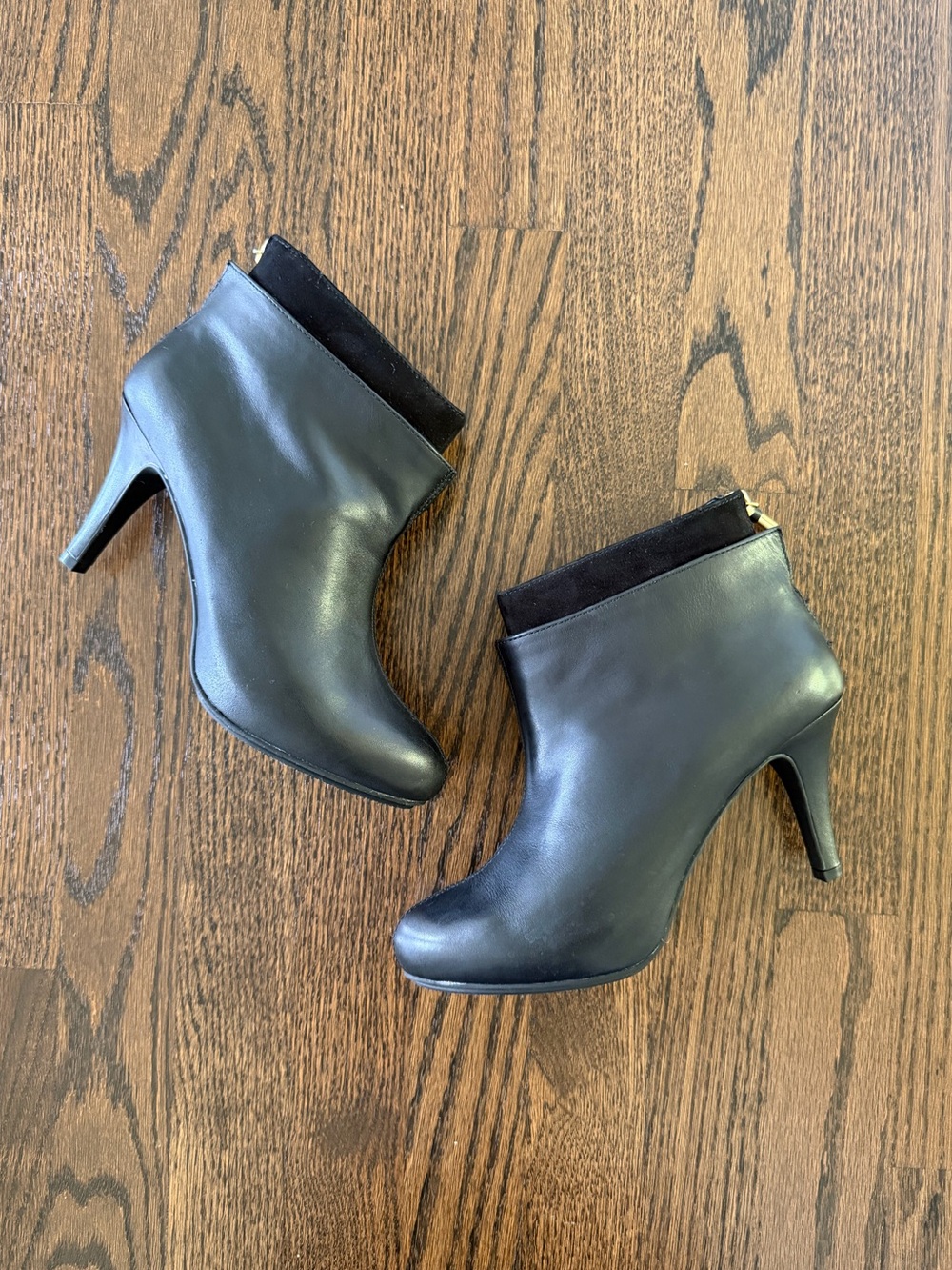 NWOT me too Black Leather Ankle Booties with Suede Trim
